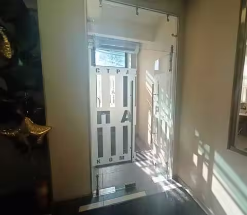 Стеклянные двери